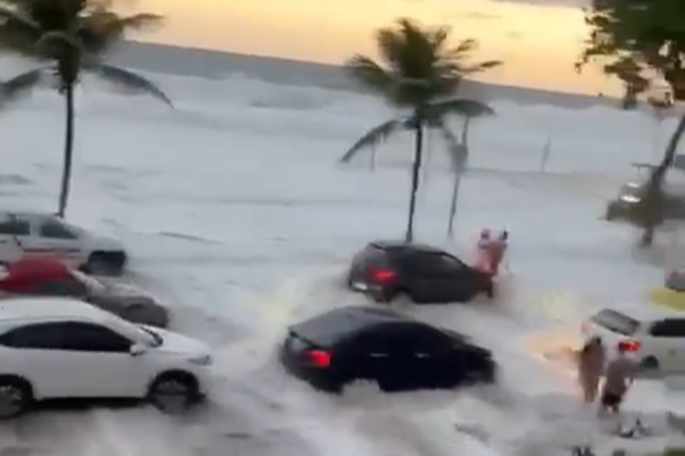 Ressaca alcança calçadão do Rio de Janeiro e atinge carros; veja vídeo | Metrópoles