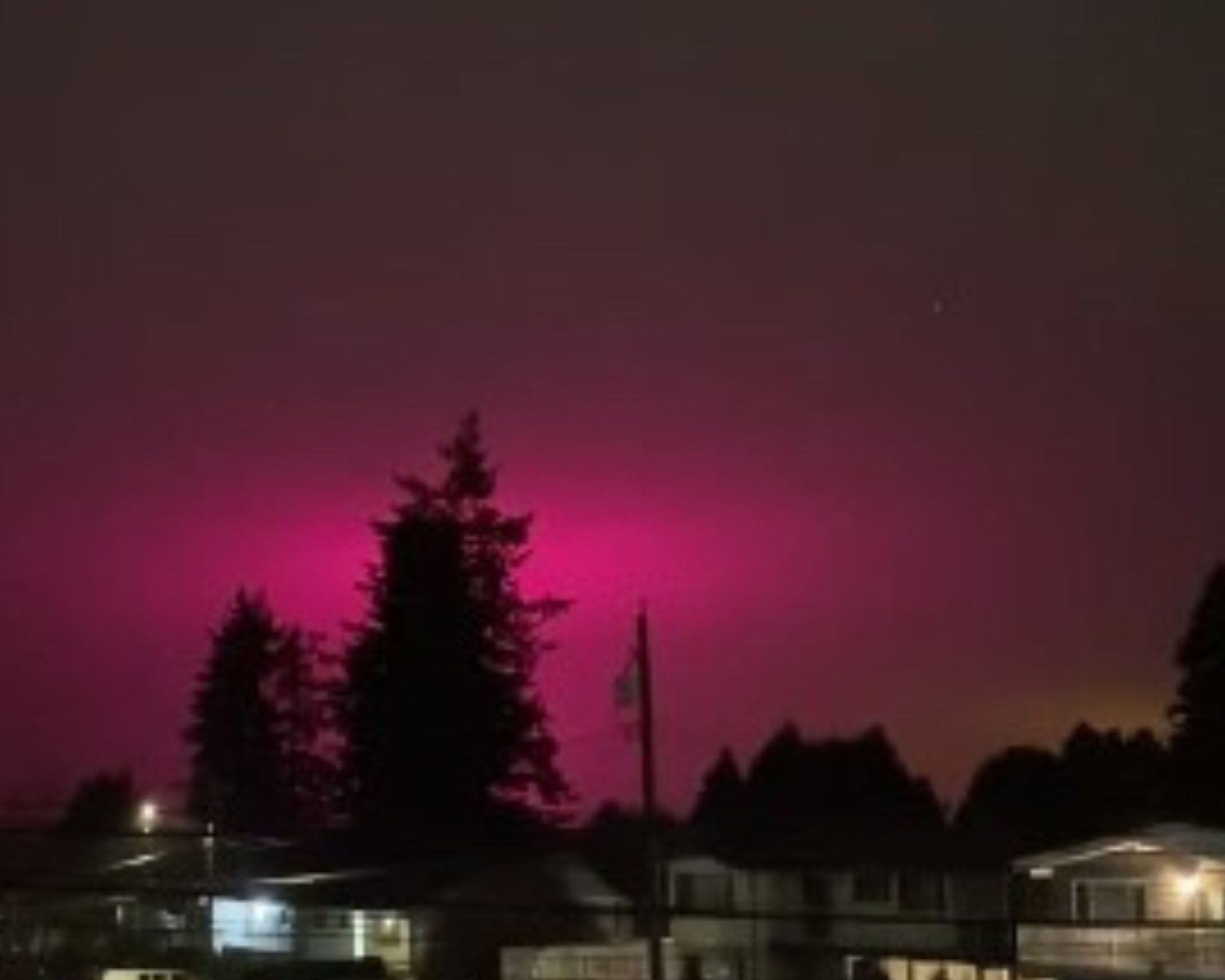 Imagem colorida do céu rosa no Canadá - Metrópoles