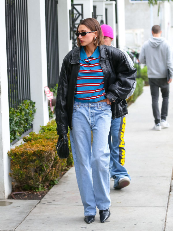 Na imagem com cor, a modelo Hailey Bieber andando com um look com gola - Metrópoles