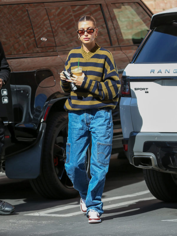 Na imagem com cor, a modelo Hailey Bieber andando com um look básico - Metrópoles