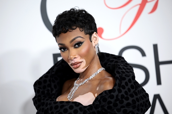 Winnie Harlow em tapete vermelho do CFDA Awards - Metrópoles