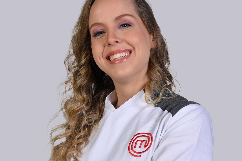 Foto colorida de Bárbara Frazão, brasiliense que está na final do Masterchef Profissionais, da Band - Metrópoles