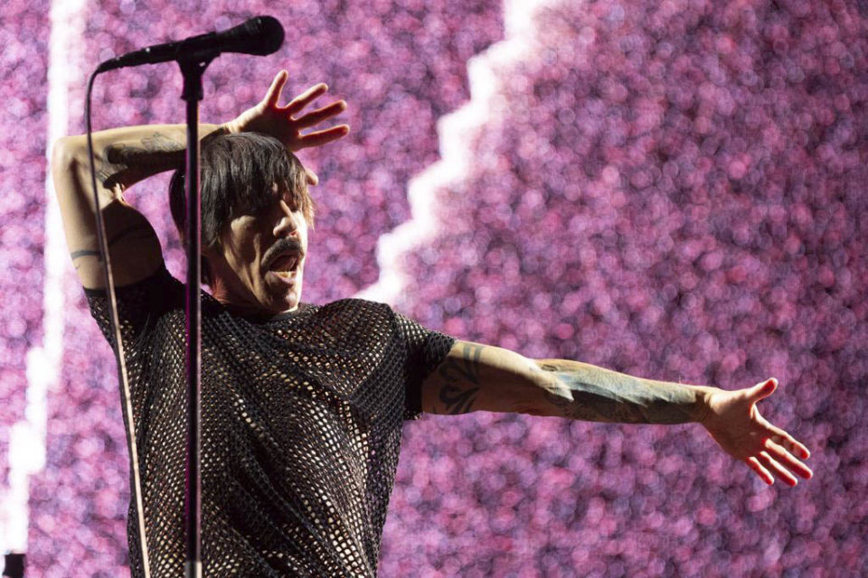 Imagem colorida do vocalista Red Hot Chili Peppers no Mané Garrincha em Brasília - Metrópoles