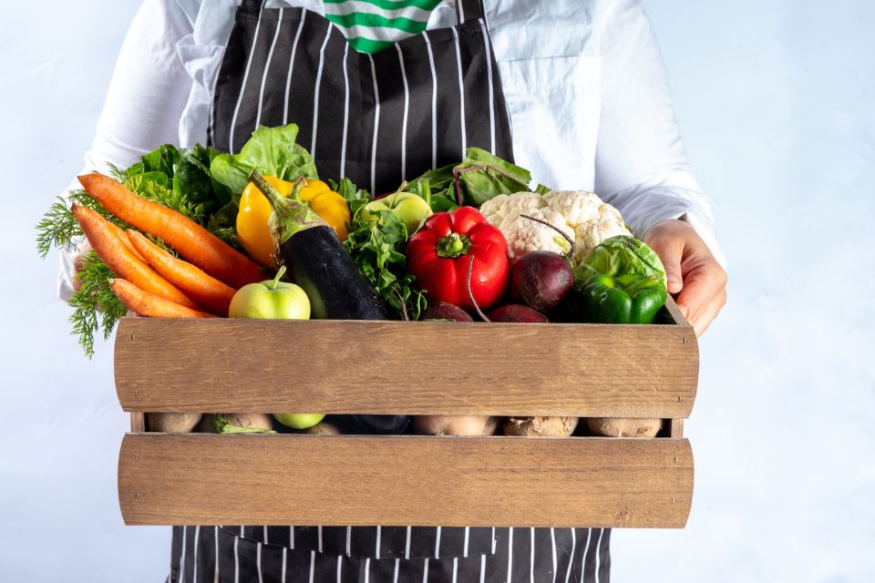 frutas, verduras e legumes em uma cesta