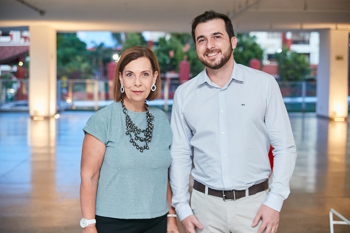 Isabella Despujols recebe convidados em noite de vernissage no MAB