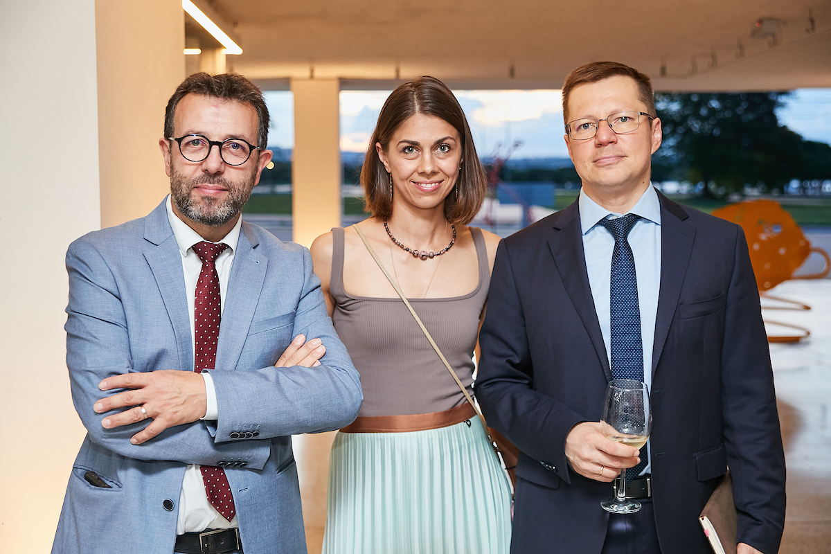 Isabella Despujols recebe convidados em noite de vernissage no MAB