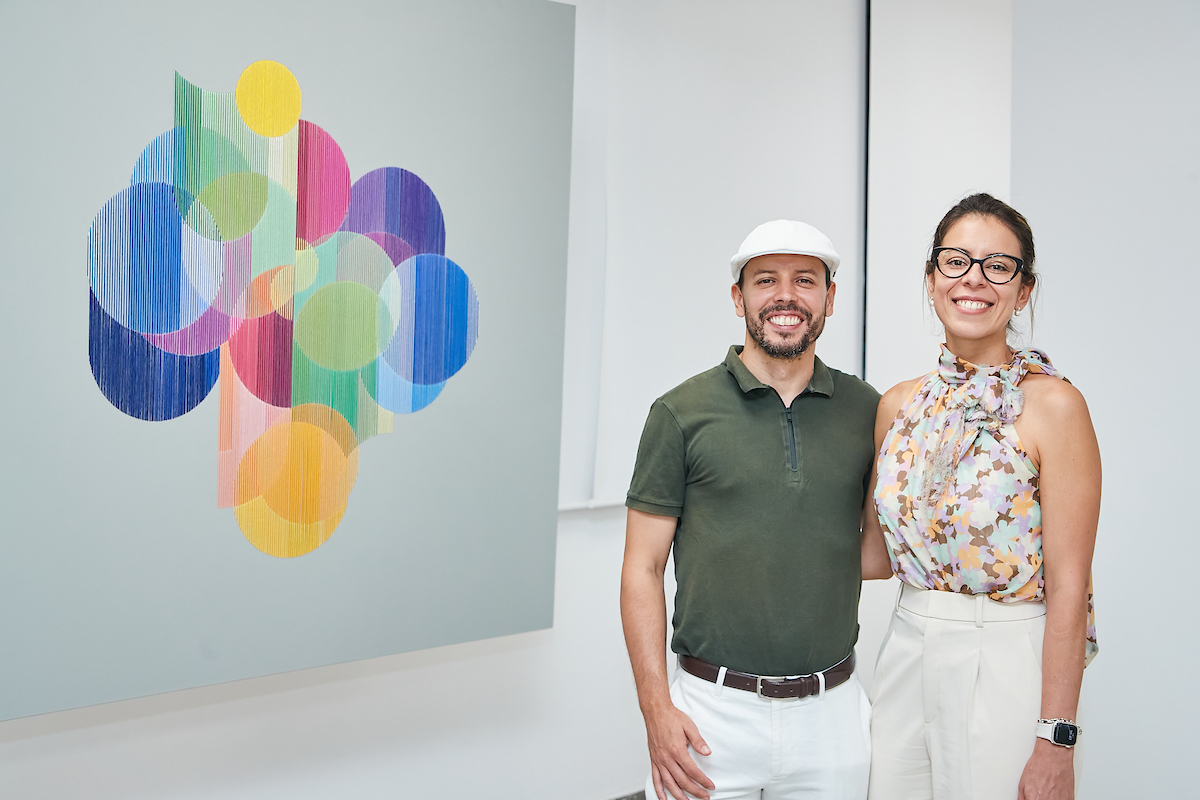 Isabella Despujols recebe convidados em noite de vernissage no MAB