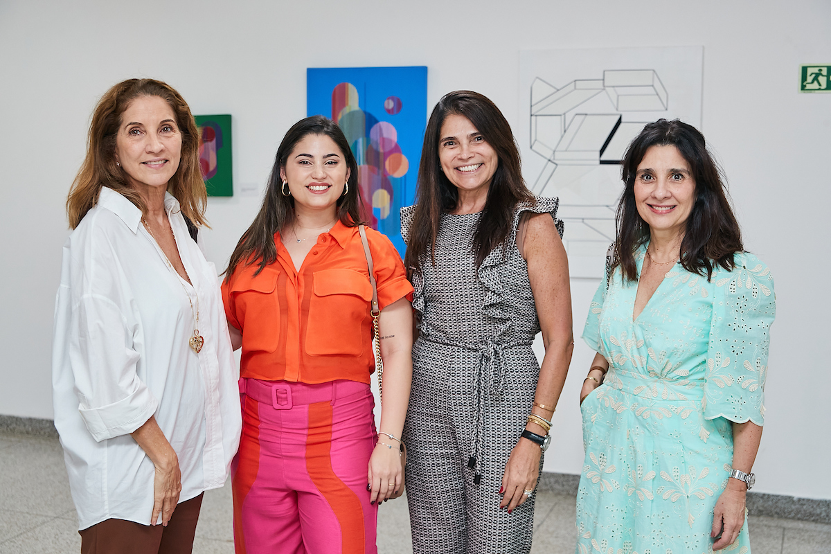 Isabella Despujols recebe convidados em noite de vernissage no MAB