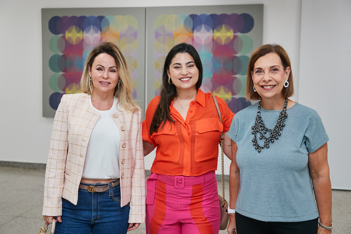 Isabella Despujols recebe convidados em noite de vernissage no MAB