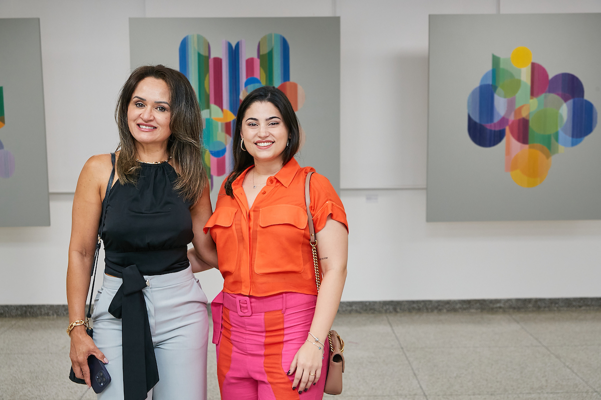 Isabella Despujols recebe convidados em noite de vernissage no MAB