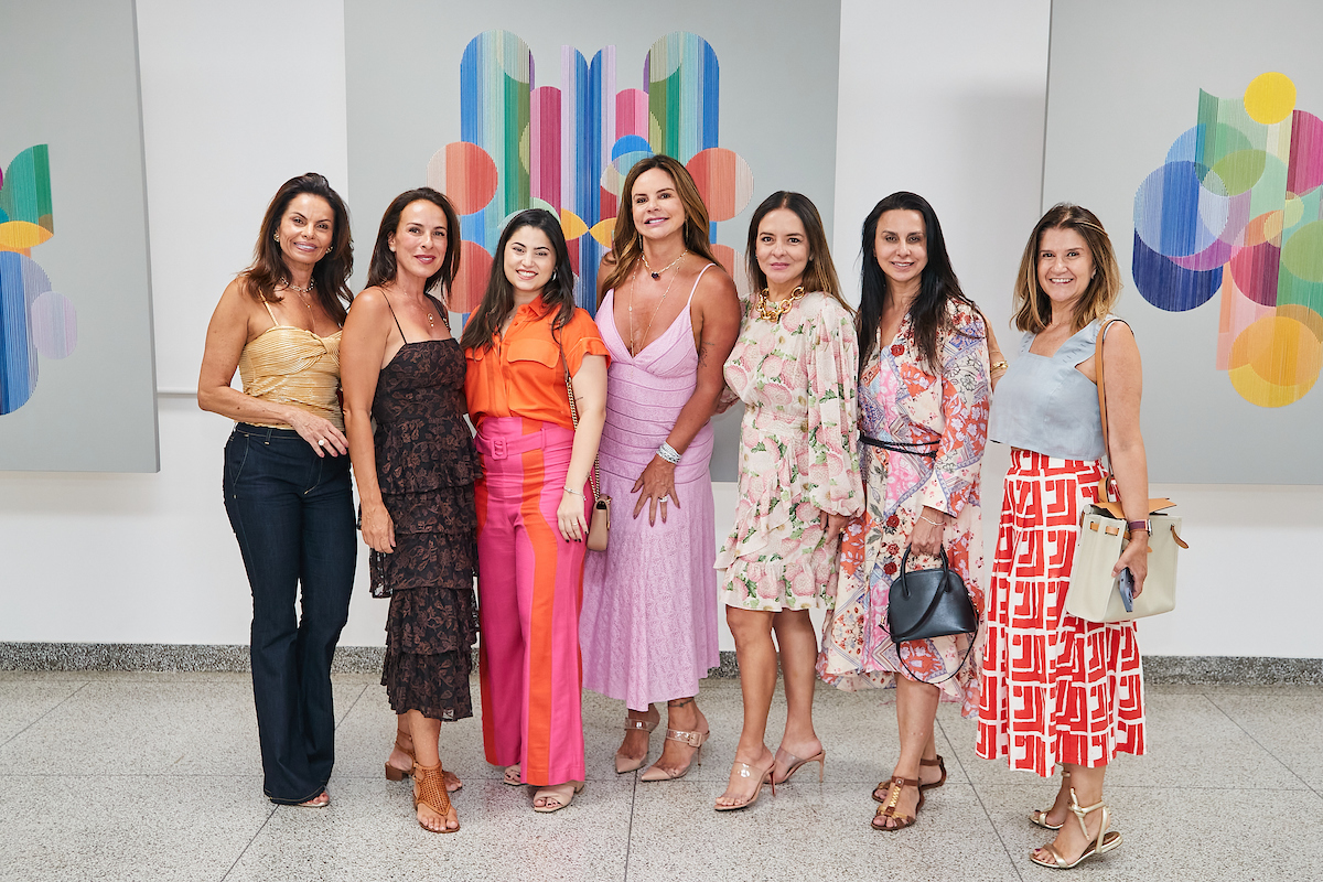 Isabella Despujols recebe convidados em noite de vernissage no MAB