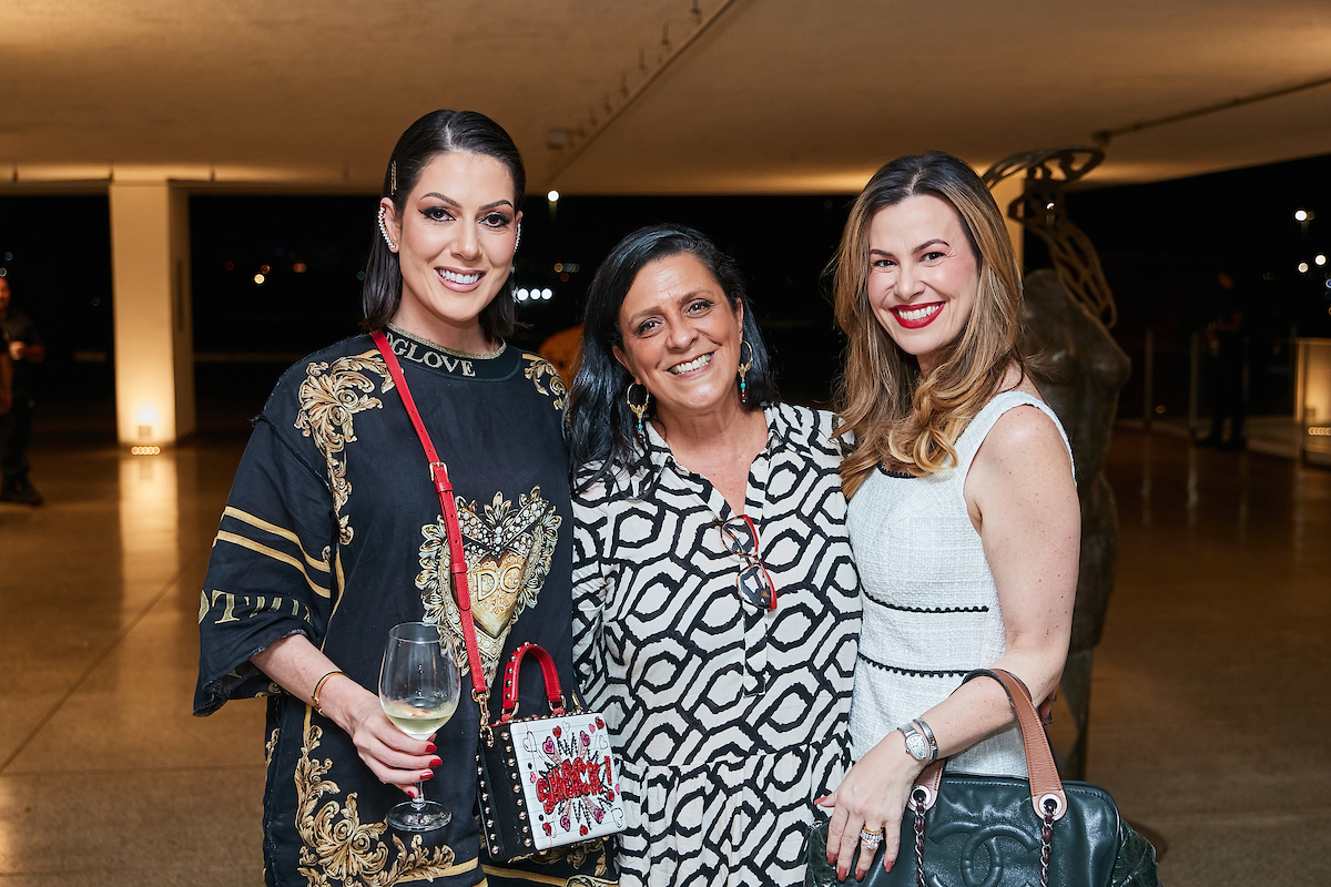 Isabella Despujols recebe convidados em noite de vernissage no MAB