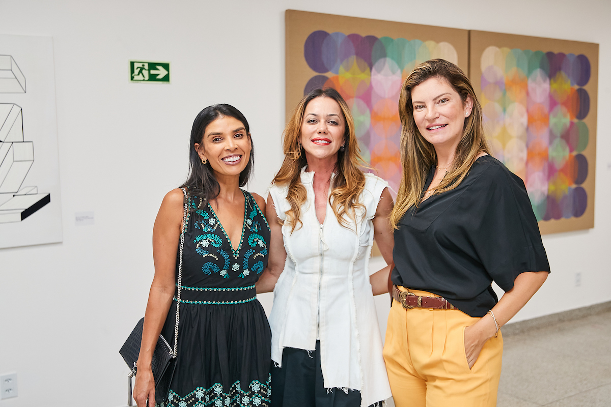 Isabella Despujols recebe convidados em noite de vernissage no MAB