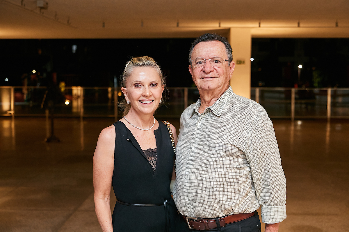 Isabella Despujols recebe convidados em noite de vernissage no MAB