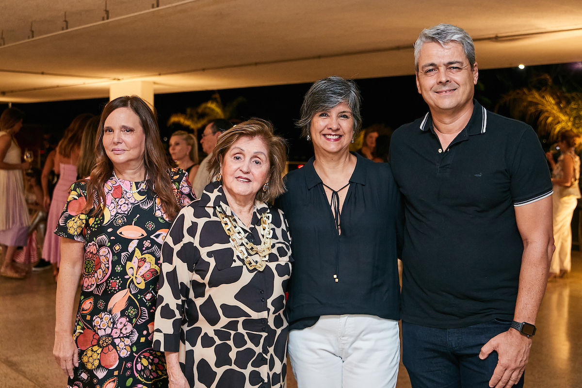 Isabella Despujols recebe convidados em noite de vernissage no MAB