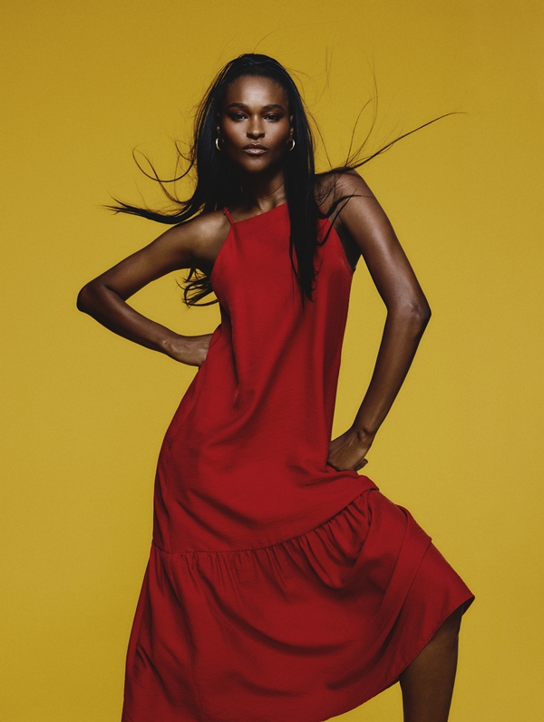 Carmelita Mendes usa longo vestido vermelho - Metrópoles