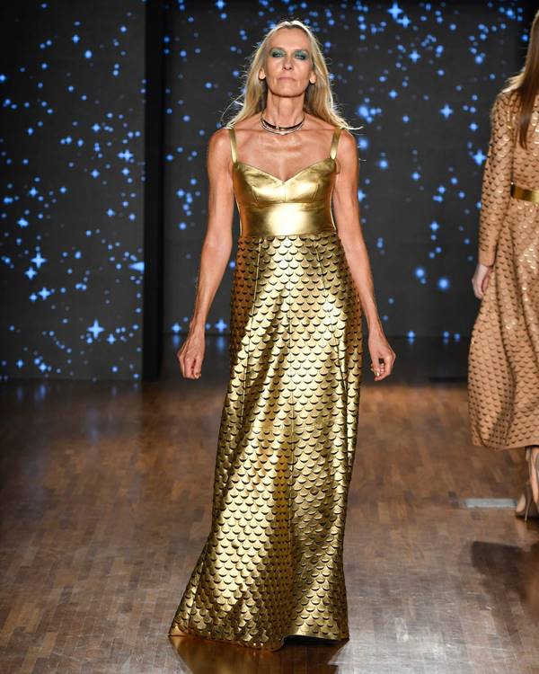 Na passarela, modelo usa vestido dourado de couro - Metrópoles