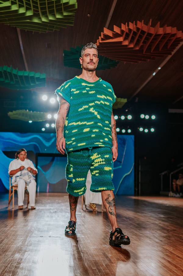 Na passarela, modelo usa look verde estampado - Metrópoles