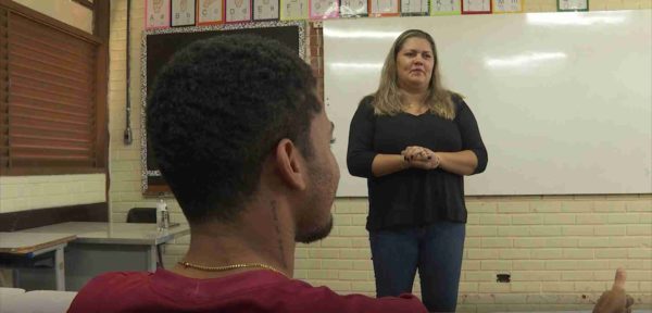 Na foto, a professora interpreta em libras 