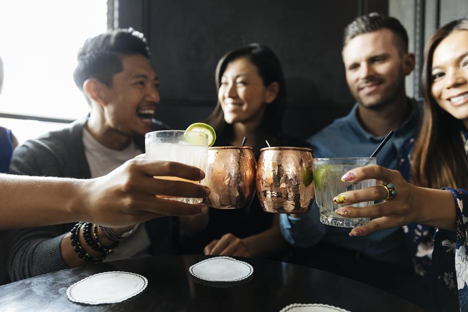 Foto colorida de um Happy hour - Metrópoles