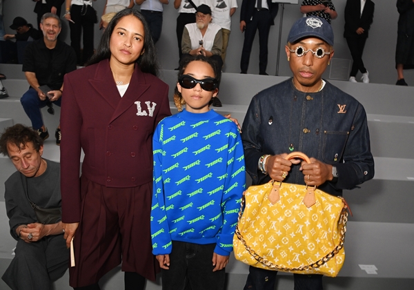 Na imagem com cor, Pharrell Williams andando durante o Paris Fashion Week com bolsa feita de pele de crocodilo - Metrópoles