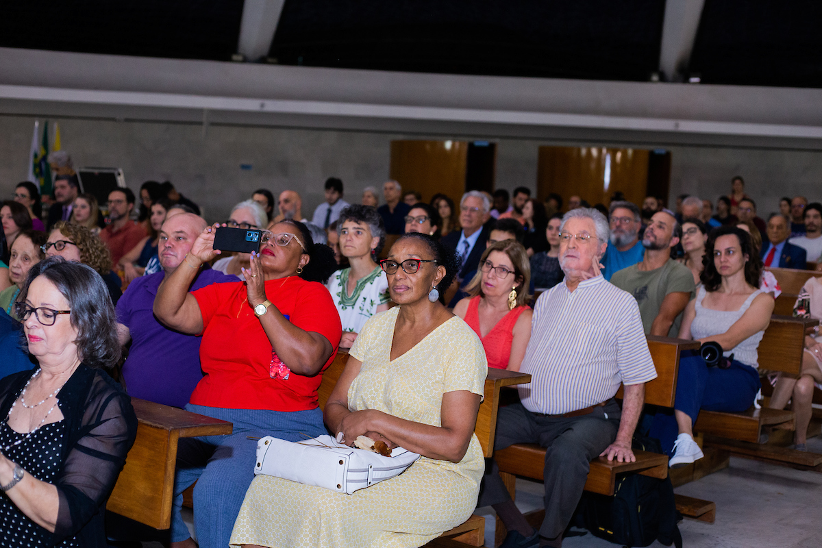 Público se emociona com a orquestra Mundana 