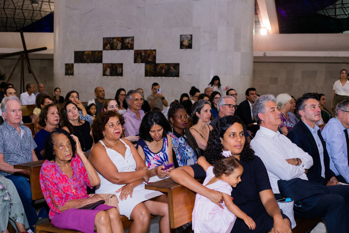 Público confere o espetáculo na Catedral de Brasília