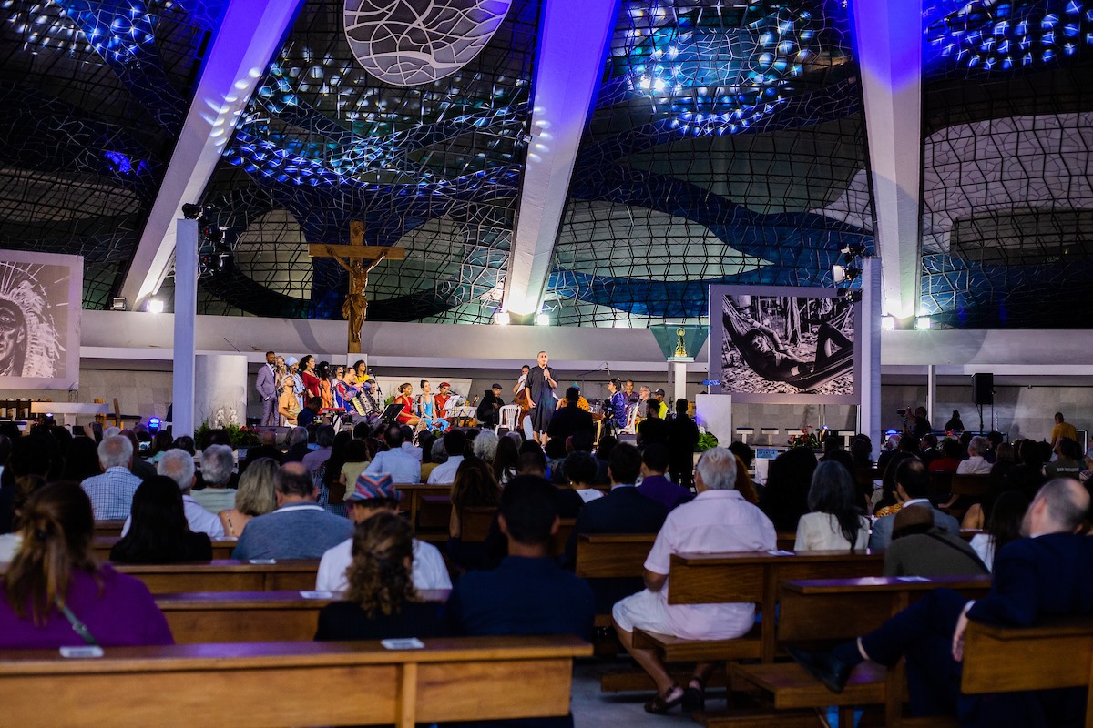 Orquestra Mundana Refugi durante apresentação na Catedral 