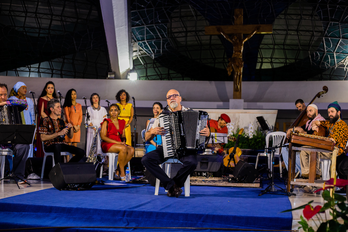 Toninho Ferragutti se apresenta junto com a Orquestra Mundana