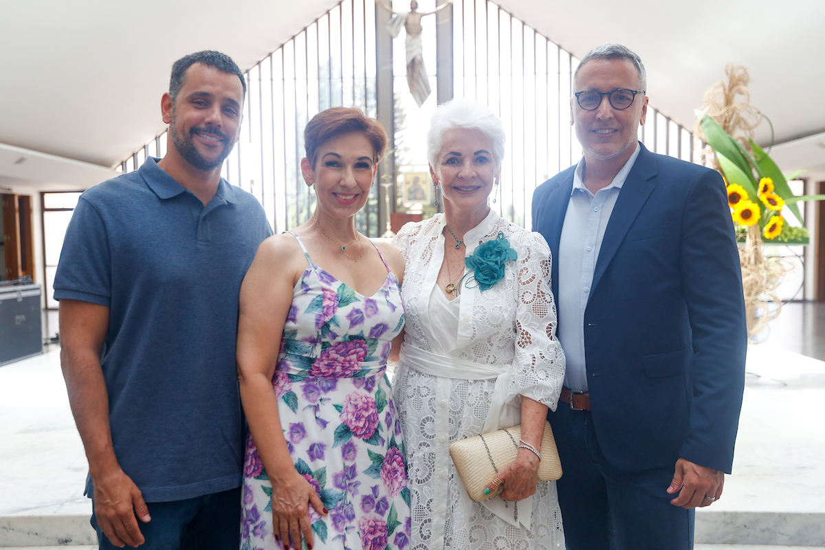 Jane Godoy entre os filhos Bruno Savio, Marcella e Régis Godoy