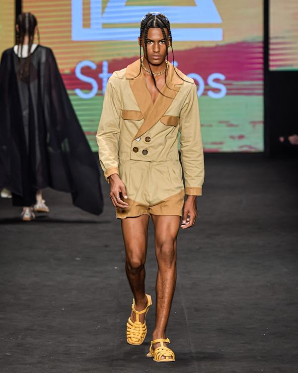 Na imagem com cor, modelos diversos desfilam durante o SPFW N56 - Metrópoles