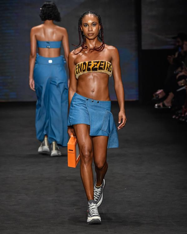 Na imagem com cor, modelos diversos desfilam para o São Paulo Fashion Week - Metrópoles