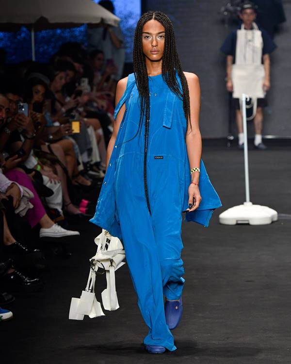 Look todo azul no SPFW N56 - Metrópoles