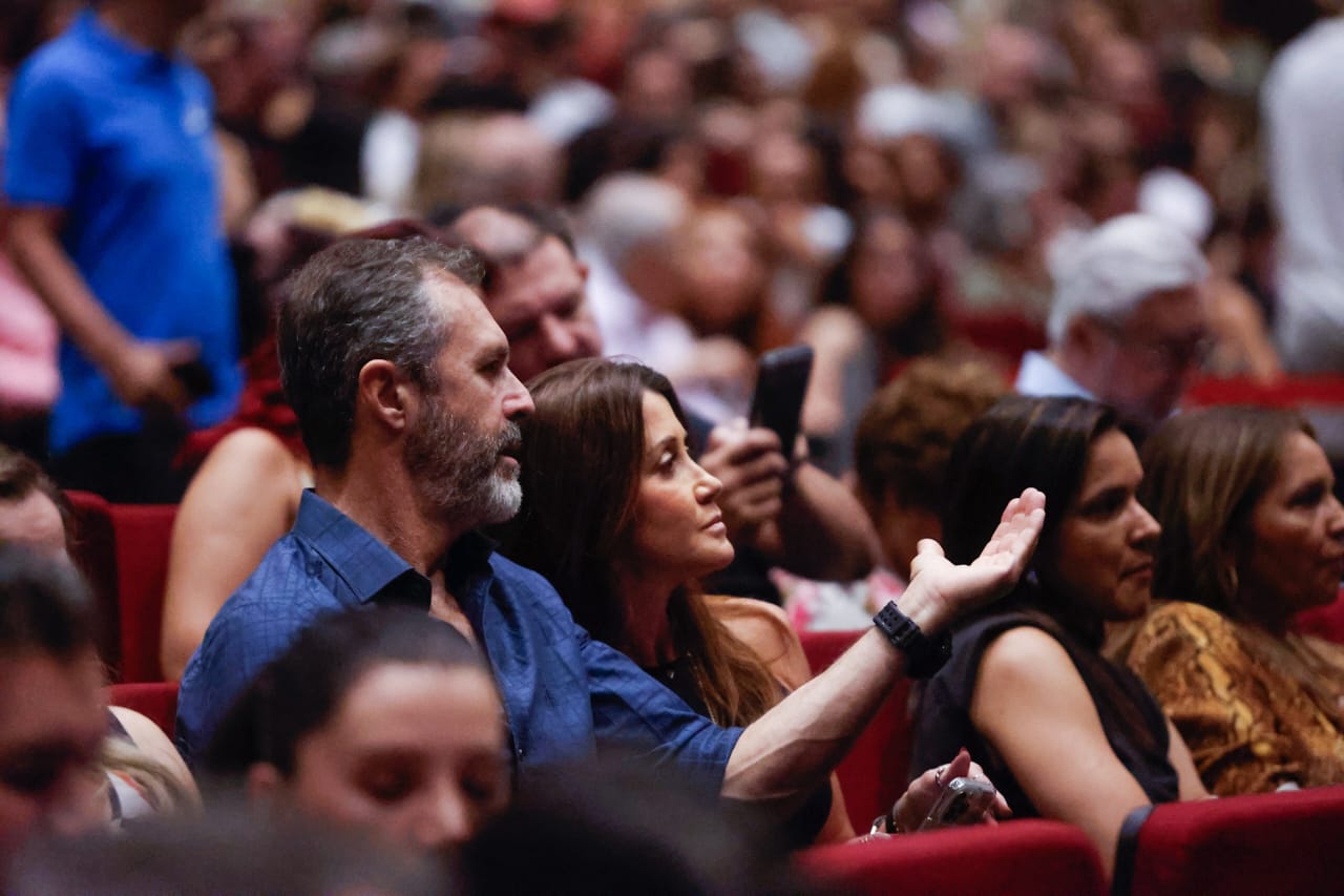 Foto colorida de plateia sentada e em pé em show de Diana Krall - Metrópoles