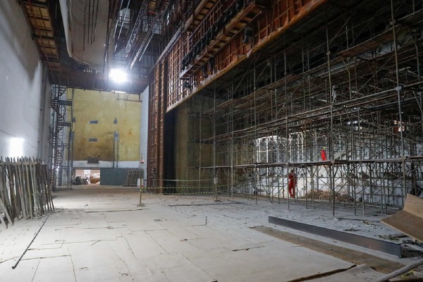 Fotografia colorida mostrando andaimes e operários dentro de teatro-Metrópoles