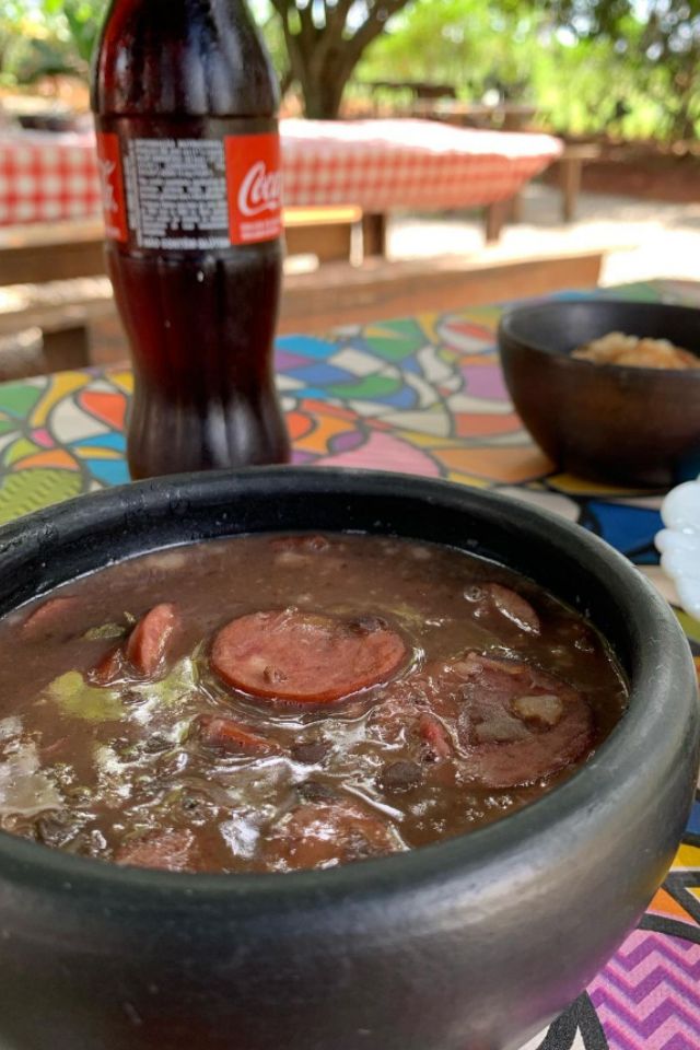 Foto colorida de uma feijoada - Metrópoles