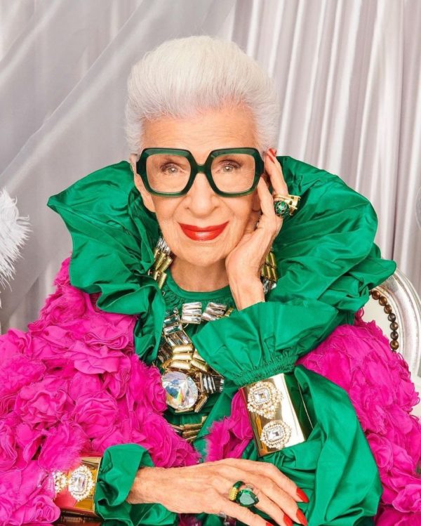 Na imagem com cor, Iris Apfel posando para foto - Metrópoles