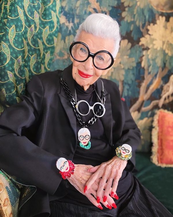 Na imagem com cor, Iris Apfel posando para foto - Metrópoles