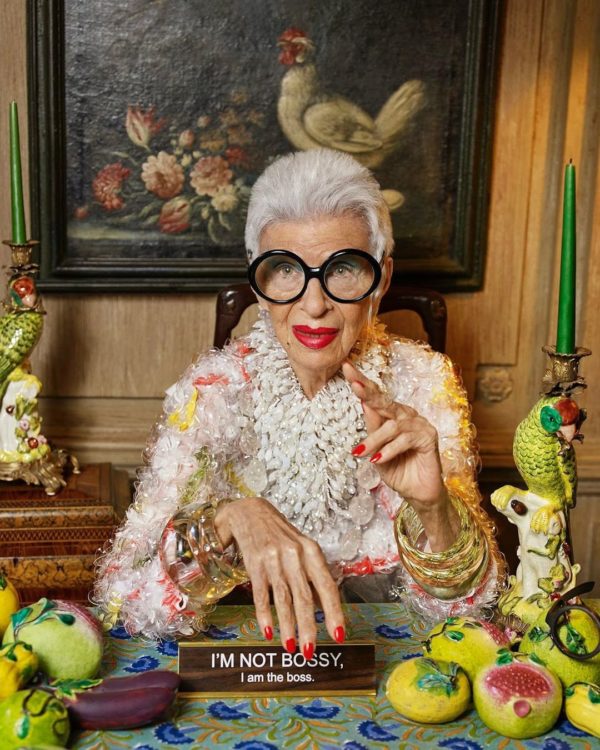 Na imagem com cor, Iris Apfel posando para foto - Metrópoles