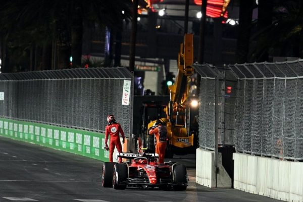 Imagem colorida de piloto da Ferrarri fora do carro quebrado - Metrópoles