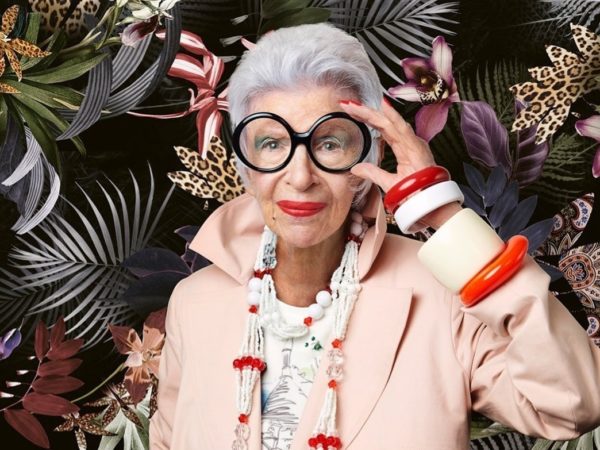 Na imagem com cor, Iris Apfel posando para foto - Metrópoles