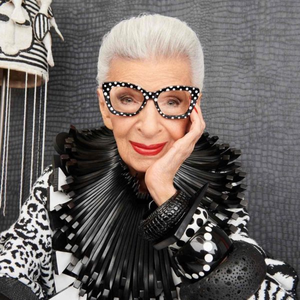 Na imagem com cor, Iris Apfel posando para foto - Metrópoles