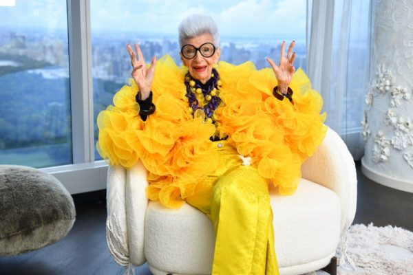 Na imagem com cor, Iris Apfel posando para foto - Metrópoles