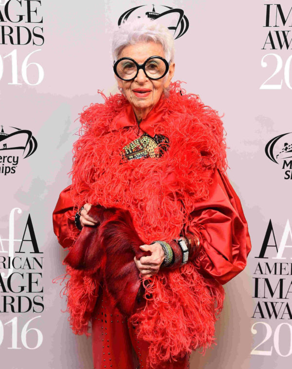 Na imagem com cor, Iris Apfel posando para foto - Metrópoles