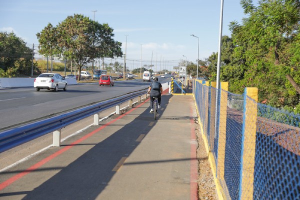 Fotografia colorida mostrando ciclista em ciclovia-Metrópoles