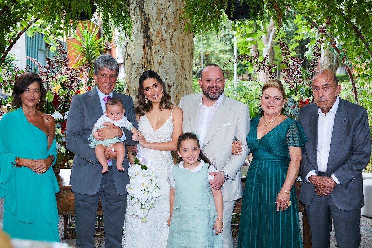 Cecília Gontijo, Claudio Gontijo, Gabriela, Flávio, Fátima e Flávio com os pequenos Tom e Anna