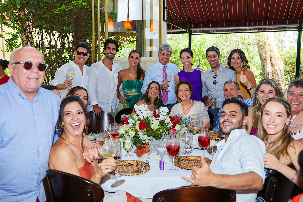 Amigos e familiares prestigiam a união de Gabriela e Flávio