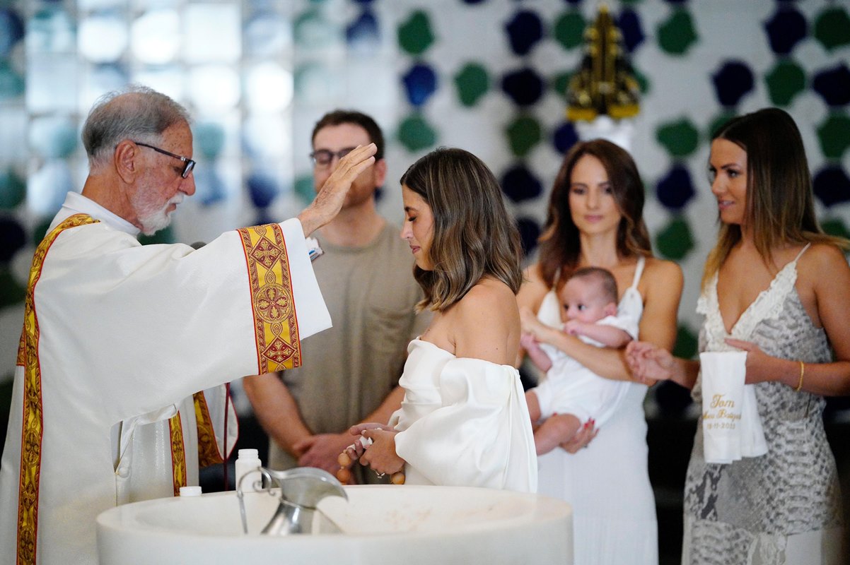 Celebrante abençoa a mãe de tom, Gabriela Gontijo