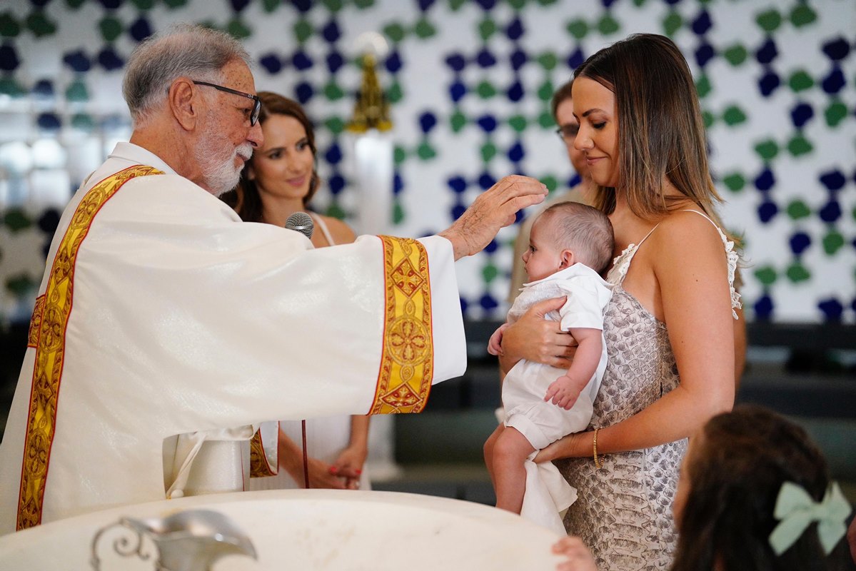 Diácono Poletto faz o sinal da cruz na testa de Tom