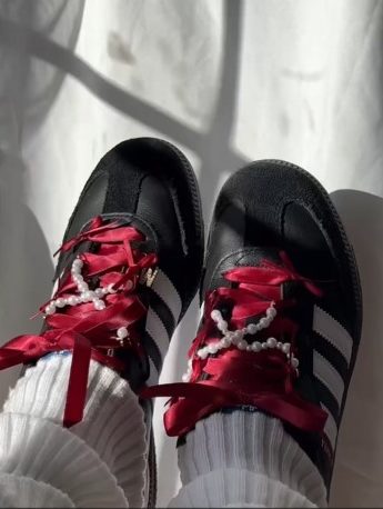 Na imagem com cor, um par do tênis adidas samba preto- Metrópoles